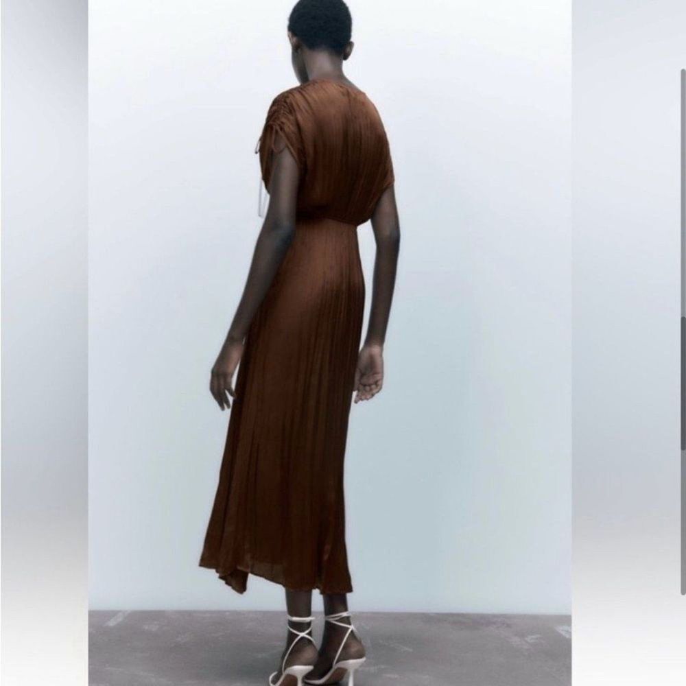 BROWN SATIN EFFECT CUT OUT PLEATEDMAXI DRESS L - Picture 2 of 9